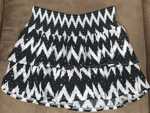 JUSTICE SKORT SIZE 14 CHEVRON SHIMMER BLACK/WHITE FLOWY TIERS SUPER CUTE!! - Picture 1 of 2