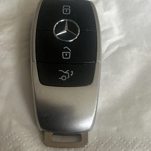 GENUINE MERCEDES 3 BUTTON REMOTE SMART KEY A,C,E CLASS IN GLOSS BLACK - Picture 1 of 3