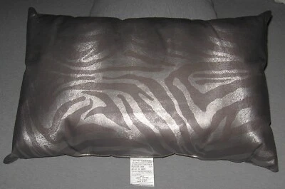 ALMOHADA ESTILO LUMBAR IMITACIÓN CUERO ESTAMPADO CEBRA GRIS Y METÁLICO CANAAN CO Foto 1 de 4