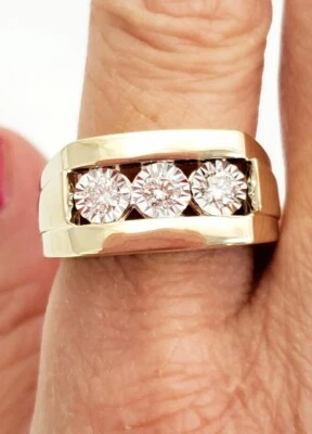 Anillo redondo de tres piedras con diamantes simulados de 2,57 quilates para hombre enchapado en oro amarillo Foto 1 de 4
