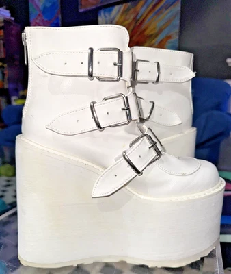 DEMONIA Swing 105 Botín Plataforma Blanco con Hebillas Plateadas Talla 6 ZAPATOS CLUB Foto 1 de 4