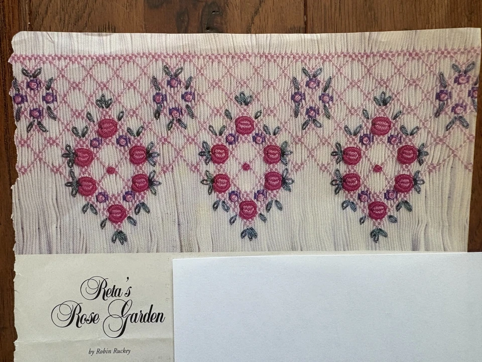 Plato de smocking Reta's Rose Garden Robin Ruckey Foto 1 de 1