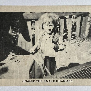 Fotografía postal de colección Joanie encanto de serpiente extraño animal salvaje granja Dells WI - Imagen 1 de 9