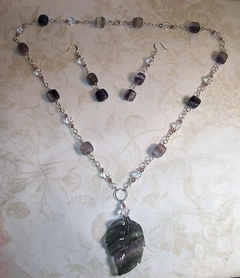COLLAR Y PENDIENTES HECHOS A MANO DE CRISTAL DE FLUORITA/SWAROVSKI/HOJA DE FLUORITA Foto 1 de 2