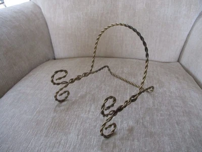 Caballete vintage de placa de alambre trenzado tono dorado Foto 1 de 4