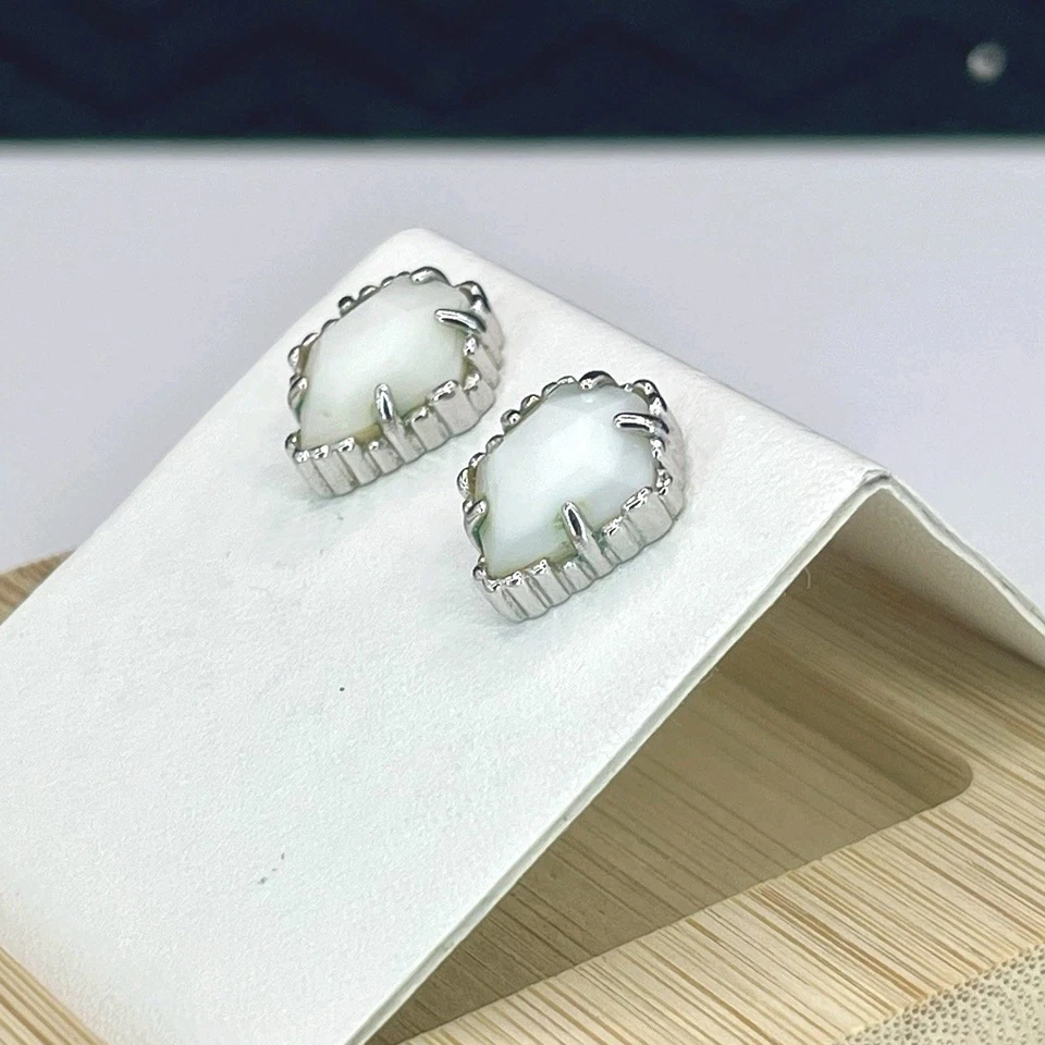 Aretes Kendra Scott Tessa de plata en marfil madreperla vidrio blanco Foto 1 de 4