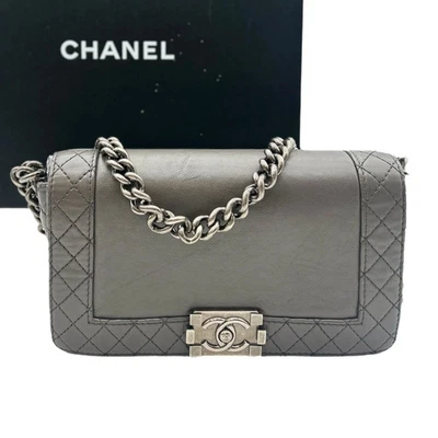 Bolsa masculina CHANEL couro cinza média reverso - Imagem 1 de 4