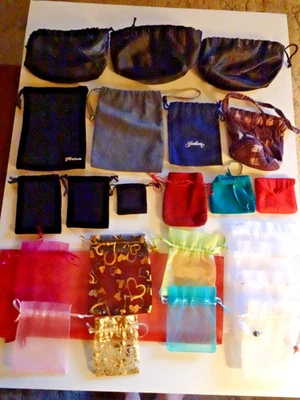 Surtido de bolsas de regalo con cordón de varios tamaños, colores y materiales. Foto 1 de 4