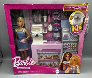 Barbie Coffee Shop Spielset mit Barista Puppe und Kaffeemaschine NEU Box beschädigt - Bild 1 von 4