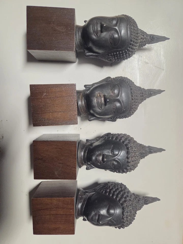 4 bustos antiguos de bronce de Buda montados en un soporte de madera Foto 1 de 2