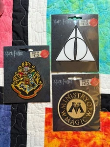 Harry Potter Hogwarts Patch Ferro o Cucito Lotto di 3 Nuove Morte Hollows Ministry - Foto 1 di 2