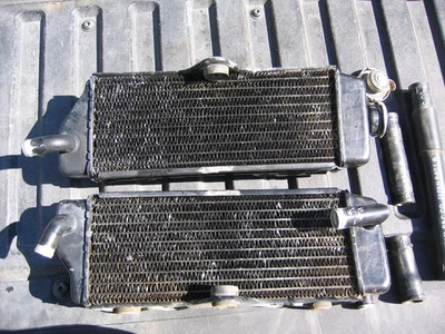 Yamaha YZ400F 1998 y 1999 OEM R&L radiadores laterales y conjunto de tapa sin fugas sin reparaciones Foto 1 de 4