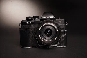 Funda protectora de cuero genuino con media cámara para Olympus OM-D EM10 II negra - Imagen 1 de 9