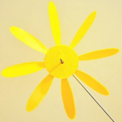 Beloit Plastics, LLC Early Bloomer Spinning Daisy, 8 pulgadas de diámetro, paquete de 12, 24... Foto 1 de 4