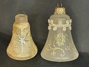 2 Vintage mundgeblasene Glas weiß gold silber opak Glockenform Weihnachtsschmuck - Bild 1 von 17