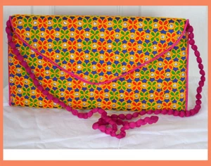 ¡Bolso de hombro de seda bordado multicolor de tela reciclada de la India! - Imagen 1 de 6