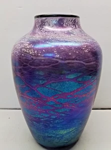 2007 SIGNED TOM STOENNER Purple Luster 10" Glass Vase Hand Blown Iridescent Art - Picture 1 of 5
