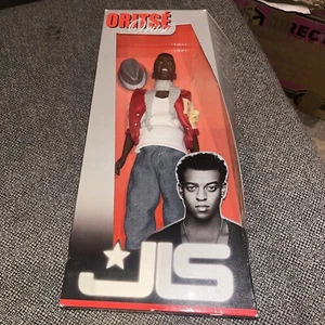 2010 JLS Oritse Williams JLS Boy Band Puppe Brandneu in Box mit Hut - Bild 1 von 2