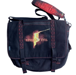 Resident Evil Capcom Collectors Edition Borsa Messenger Nera e Rossa 14 x 11 pollici - Foto 1 di 5