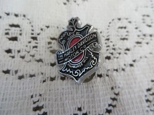 HARLEY DAVIDSON MOTOR CO COLLECTIBLE PIN Red Black 3D  Milwaukee Ws SHIELD - Foto 1 di 3