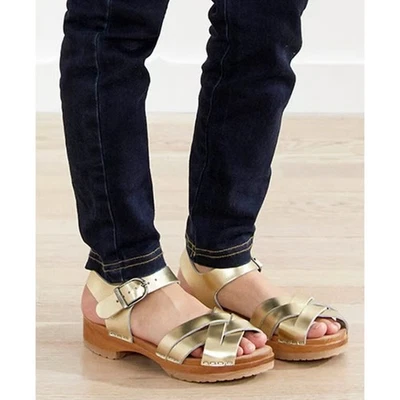 Sandalias zueco de madera suecas de cuero mezcla dorada Hanna Andersson para niñas talla 30 Foto 1 de 4