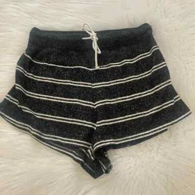 Forever 21 黑白条纹短裤,尺寸 S — 第 1/2 张图片