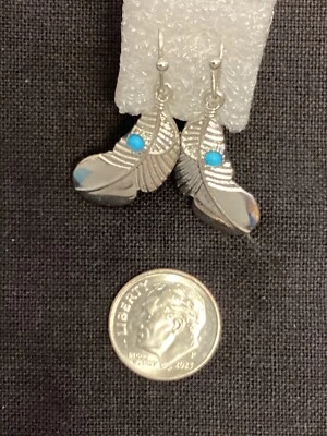 Pendientes de turquesa sintética con plumas festoneadas de plata Foto 1 de 4