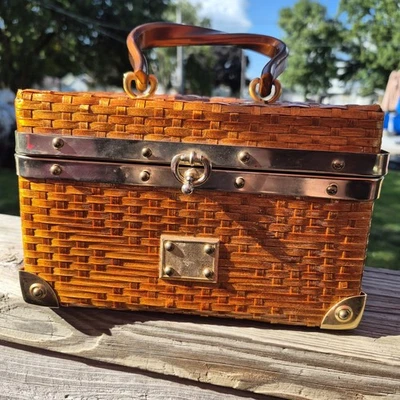 Caja de mimbre de colección Mcm años 50 con asas de tortuga lucite pátina herrajes de latón  Foto 1 de 4