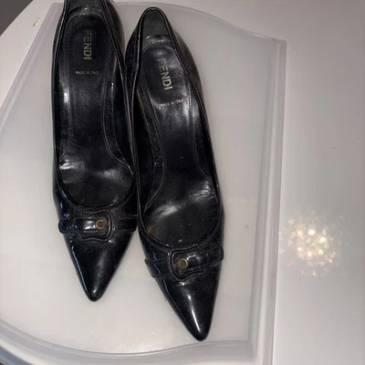 Zapatos para mujer Fendi talla 41 tacones altos de cuero negro con logotipo Fendi de metal Foto 1 de 4