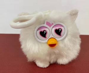 Hasbro 2013 ☆ Furby ☆ Famosa : White Fluffy Heart Eyes Keychain / Clip On Plush - Imagen 1 de 6