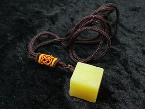 Pendentif JADE CITRON naturel cube avec son cordon reiki lithotherapie dé lemon - Picture 1 of 3