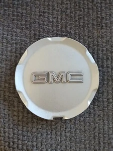 GM 09597973 - Genuine GM Button Style Center Cap with GMC Logo - Bild 1 von 3
