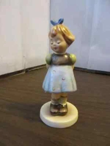 Statuina bambina vintage Hummel "Due mani, un trattamento" Goebel M.I. Club 493 - Foto 1 di 1