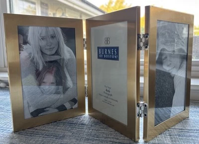 Marco de fotos triple con bisagras Burnes of Boston 4x6 pulgadas Nuevo tono dorado cepillado con defecto Foto 1 de 4