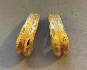 Vintage ST. JOHN Gold Plated Texture Chunky J Hook Hoop Huggie Clip On Earrings - Picture 1 of 7