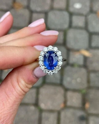 Anillo de compromiso de diamantes de zafiro natural de corte ovalado de 4,39 quilates de oro blanco macizo de 14 quilates Foto 1 de 4