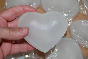 Tazón de carga de cristal de corazón de selenita (1) estos varían de 5-6 oz aprox. 170 grm - Imagen 1 de 8