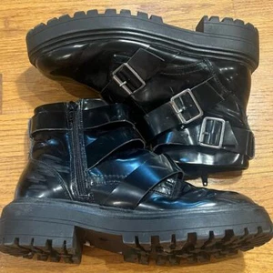 ASOS DESIGN Wide Fit Awaken biker boots Black Women’s Size 9 Faux Patent Leather - Picture 1 of 8