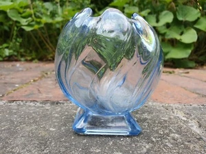 Tazón de pétalos de vidrio Art Nouveau de colección azul hielo - Imagen 1 de 6