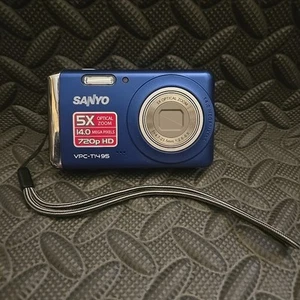 Sanyo VPC-T1495 Digital Camera 14MP 5x Optical Zoom & Charging Cable - Picture 1 of 3