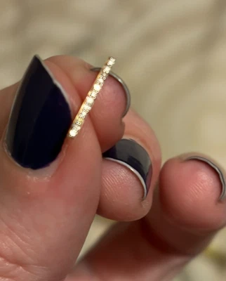 Pendiente único sólido de oro amarillo con barra de diamantes de 14 k Foto 1 de 3