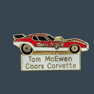 Tom McEwen Coors Corvette Coche de Carreras Esmalte Solapa Pin Tono Dorado Clásico - Imagen 1 de 3