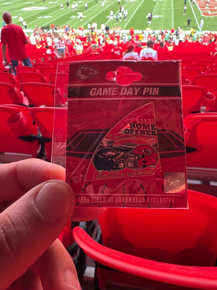 Broche Kansas City Chiefs vs Eagles Gameday em 9-14-25 - Imagem 1 de 1