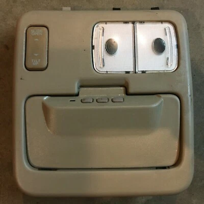 01 02 03 2001 TOYOTA SIENNA КУПОЛ СВЕТА ЛЮК ПЕРЕКЛЮЧАТЕЛЬ ЖЕЛТОВАТО-КОРИЧНЕВЫЙ - Изображение 1 из 3