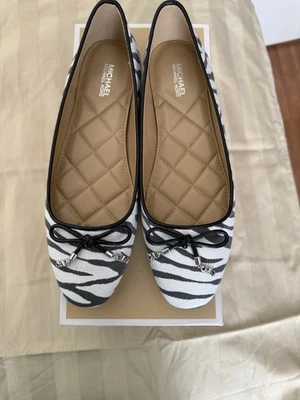 Michael Kors Nori Flex Flat Wild Zebra para mujer JQD Foto 1 de 4