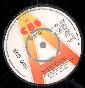 Vikki Carr Between Two People 7" vinyl UK Cbs 1974 Promo b/w borrowed time - Bild 1 von 1