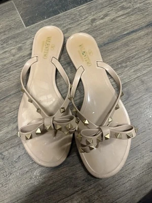 Sandalias de Tanga Valentino Garavani Rockstud Jelly Talla 41 (US 11) Desnudas con Tachuelas Doradas Foto 1 de 4