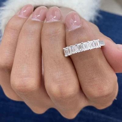 Alianza de boda de media eternidad de diamantes cultivados en laboratorio talla esmeralda platino 950 Foto 1 de 4