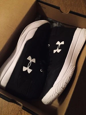 UNDER ARMOUR size 5.5 Woman’s UA LEADOFF LOW RIM JR Sneakers - Image 1 of 4