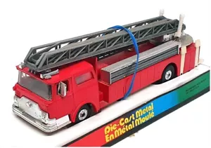 Model Power Playart 24523E - Mack Fire Engine - Red - Picture 1 of 5